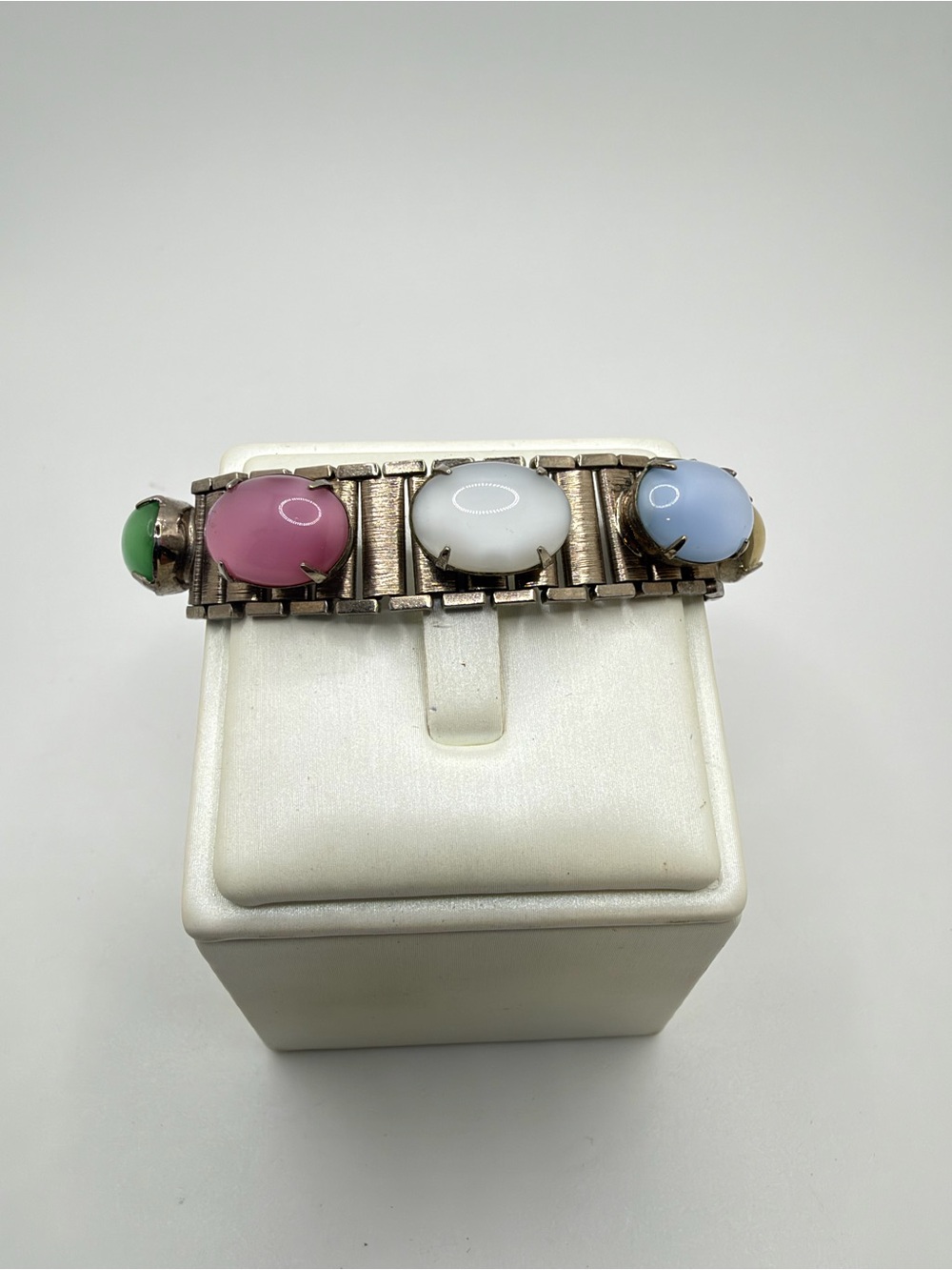 7" VTG Sarah Coventry Oval Pastel Colored Lucite Silver Toned Bracelet!